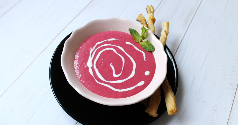 Cold raspberry soup with poppy seed oil and curled poppy seed strips - Pödör