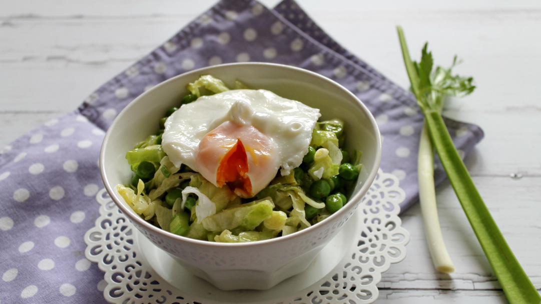 Pea salad with poached eggs - Pödör