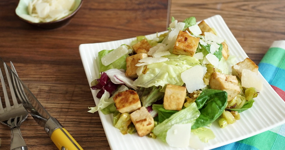 Lettuce mix with roast tofu cubes - Pödör