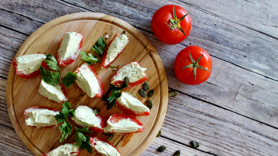 Tomato boats stuffed with green herbs and cottage cheese - Pödör