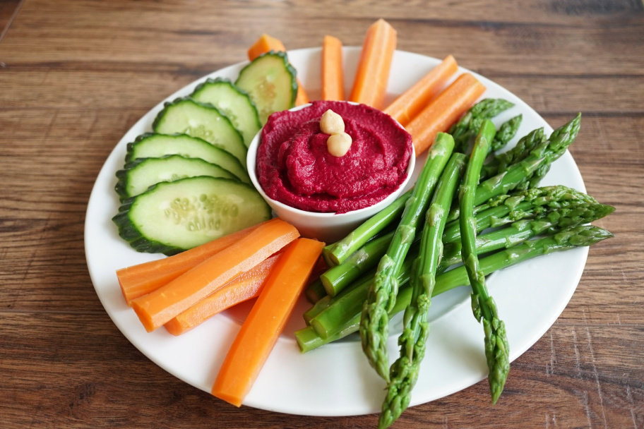 Hummus with beetroot and fresh vegetables - Pödör