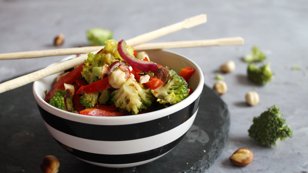 Hazelnut-broccoli in a wok recipe - Pödör