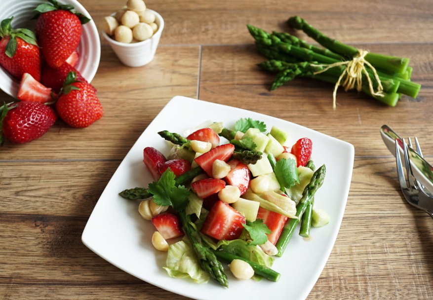 Asparagus- strawberry salad with macadamia nuts - Pödör