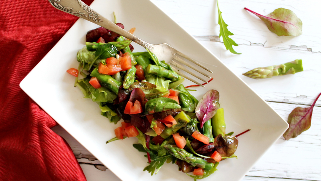 Lukewarm asparagus salad with tomatoes recipe - Pödör