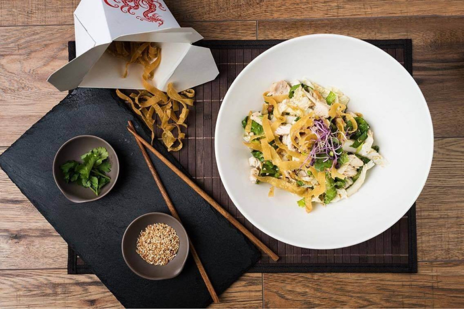Chinese chicken salad with crispy wontons - Pödör