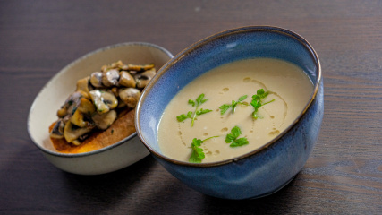 Karalábé krémleves mákolajjal és gombás crostinivel